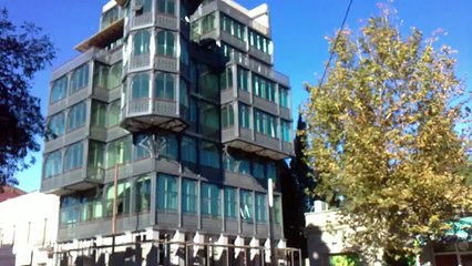 strange building-უცნაური შენობა