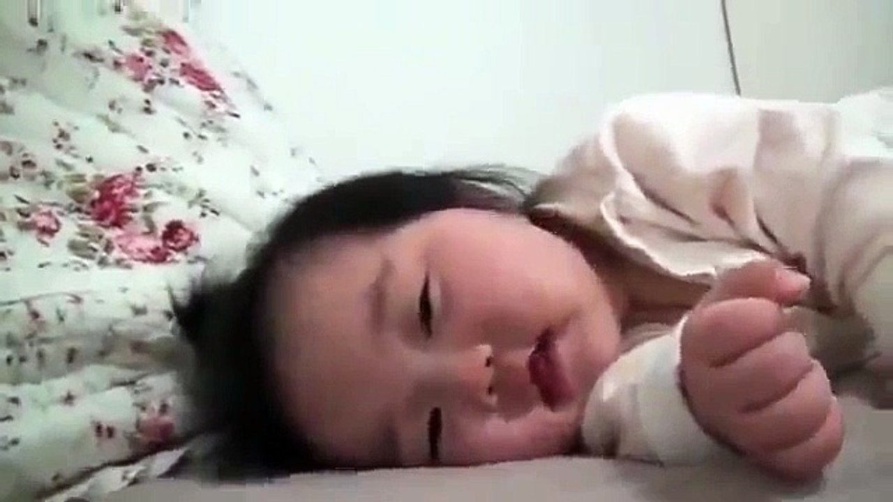 Annesini Uyandırmaya Çalışan Sevimli Bebek