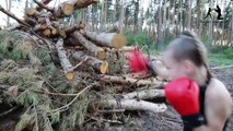 Cette jeune fille est une future boxeuse pro. Démo de dingue