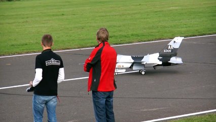 F 16 BIG SCALE RC TURBINE JET MODEL FIGHTER DEMO FLIGHT / Jetpower Messe 2015