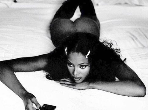 Exclu Vidéo : Naomi Campbell : A 45 ans, elle fait de la concurrence à Kendall, Cara, Gigi …