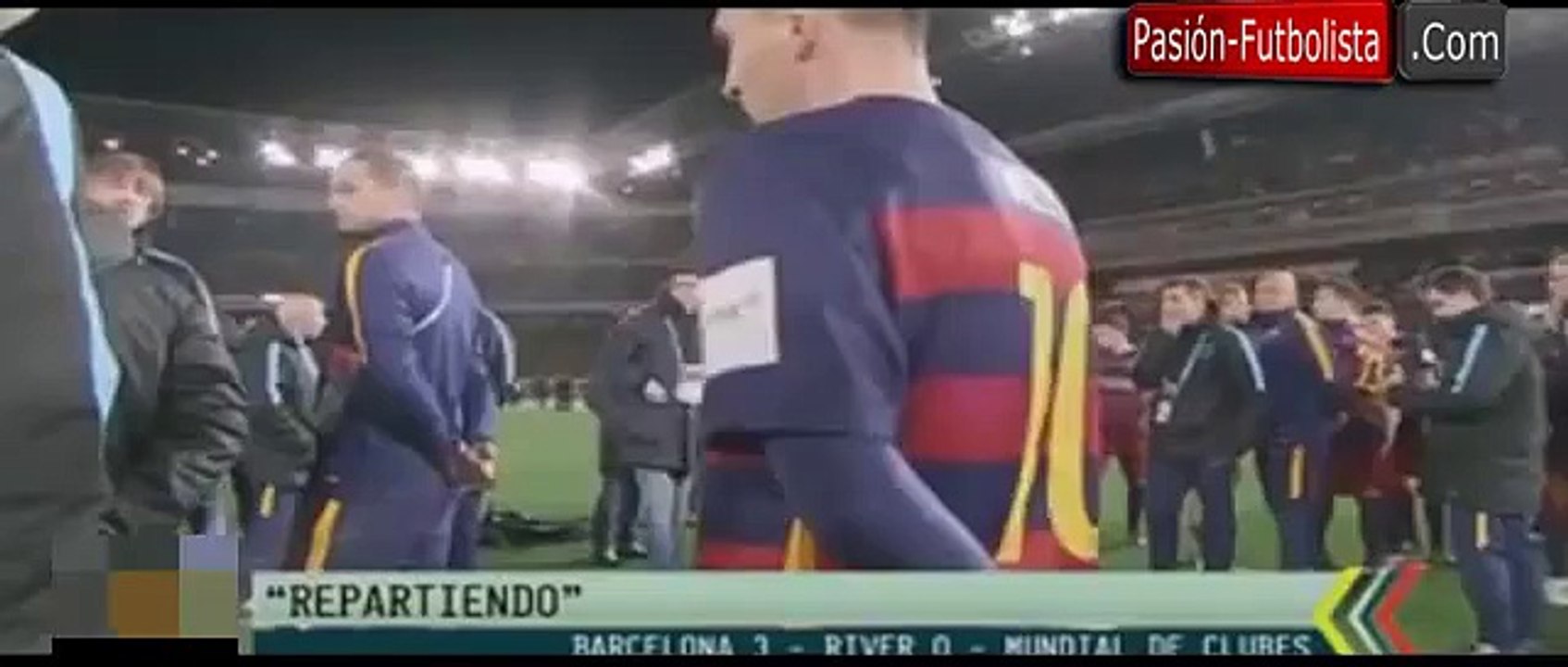 La broma de Leo Messi a Luis Suárez. ¿Esto lo donas al grupo, no 2015