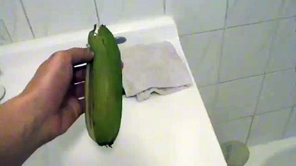 How To Peel A Banana the Right Way! (Like A Monkey)