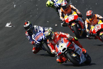 Un pilote de moto GP percute une mouette - ZAPPING ACTU HEBDO BEST-OF DU 02/01/2016