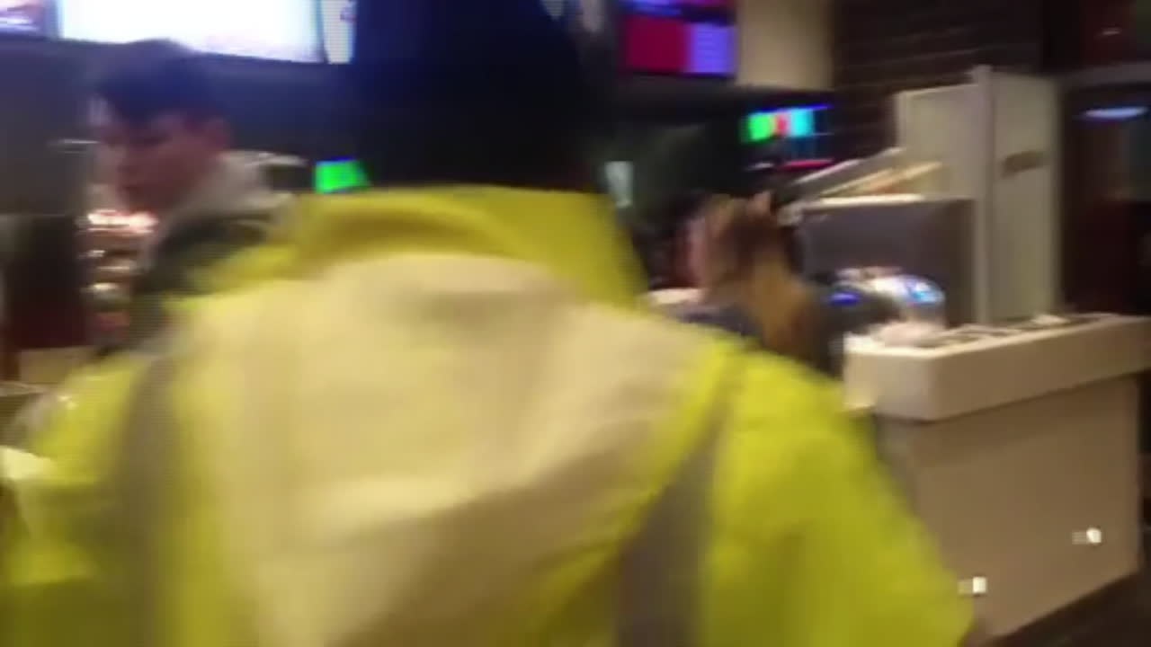 Echan de un KFC a una mujer que profirió insultos racistas