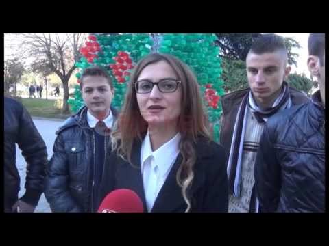 Elbasan, të rinjtë krijojnë pemën ekologjike të Krishtlindjes me 2200 shishe plastike