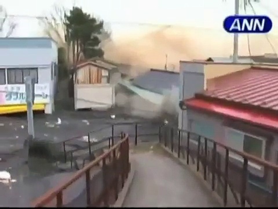 Amazing Scenes of Japan 2011 Earthquake Tsunami YouTube