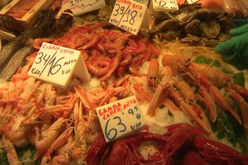 Barceloneses acuden al mercado para preparar la Nochebuena
