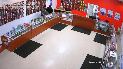 شاب فلسطيني يتصدى بشراسة للص حاول سرقة المحل الذي يعمل به في أمريكا قبل أيام