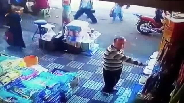 Il n'aurait jamais dû pincer les fesses de cette femme