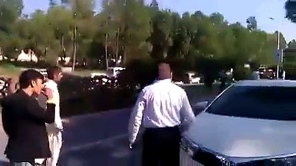 Download Video: Common People Blasted Police Officer For VIP Protocol in Pakistan..  Imran Khan voice and Struggle working