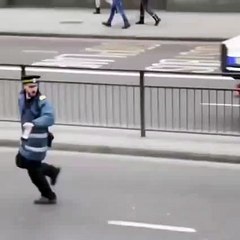 il se fait courrir apres , apres avoir mit une  amende  Mdrrrr