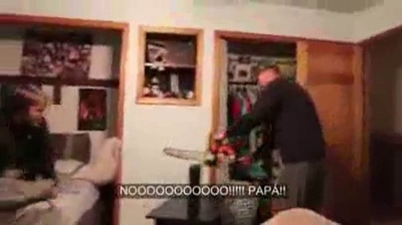 Padre destruye Xbox One delante de su hijo