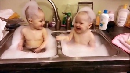 ღ Что может быть милее близнецы веселятся в «ванной» ღ