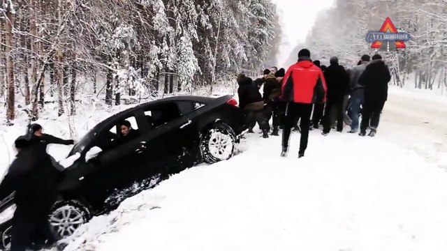 Взаимопомощь на дороге. Молодцы мужики.