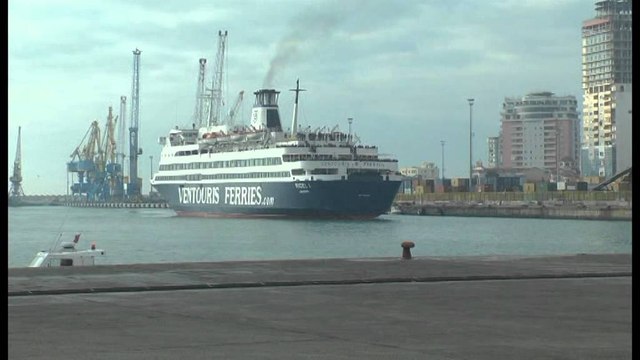 FLUKS I LARTE EMIGRANTESH QE KTHEHEN NE VEND PER FESTA NE PORTIN E DURRESIT LAJM