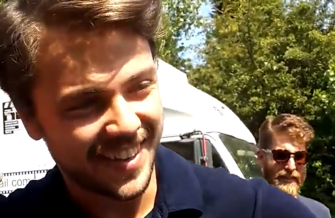 Tolga Sarıtaş Hayranlarıyla Selfie Çekerse :) (Güneşin Kızları)