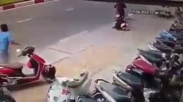 Sab K Samny Hi orat k Sath Kya Hoo Gaya Video Dekhiye