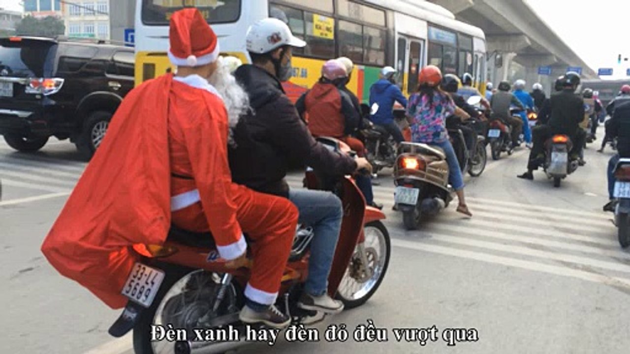 Clip Ông già Noel cưỡi xe máy, vượt đèn đỏ đi phát quà