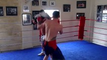 Sparring entre un boxeur poids plume de 63kg et un homme fort de 170kilo