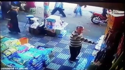 Une marocaine se fait toucher les fesses assomme son agresseur