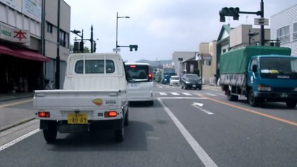 (ドラレコ)　自動車専用道路 急カーブで多重事故