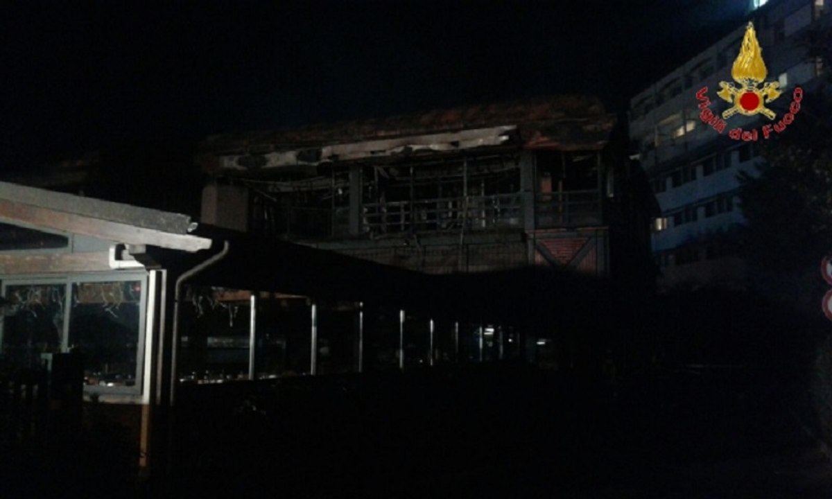 Roma. Incendio al centro commerciale "AXA"