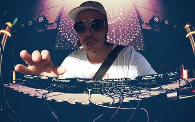 Симонов играет на гитаре