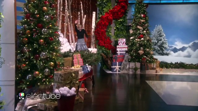 Anna Faris Loses Her Skirt