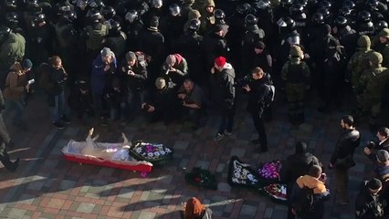 Мертвая свинья в гробу под Верховной Радой Украины_a dead pig at the Ukrainian P.15