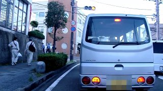 自転車動画 交差点で横に並び幅寄せしながら左折して行った軽バン