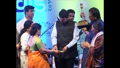 CM Devendra Fadnavis - Asha Bhosle - Mohammed Rafi Awards 2015 - 1