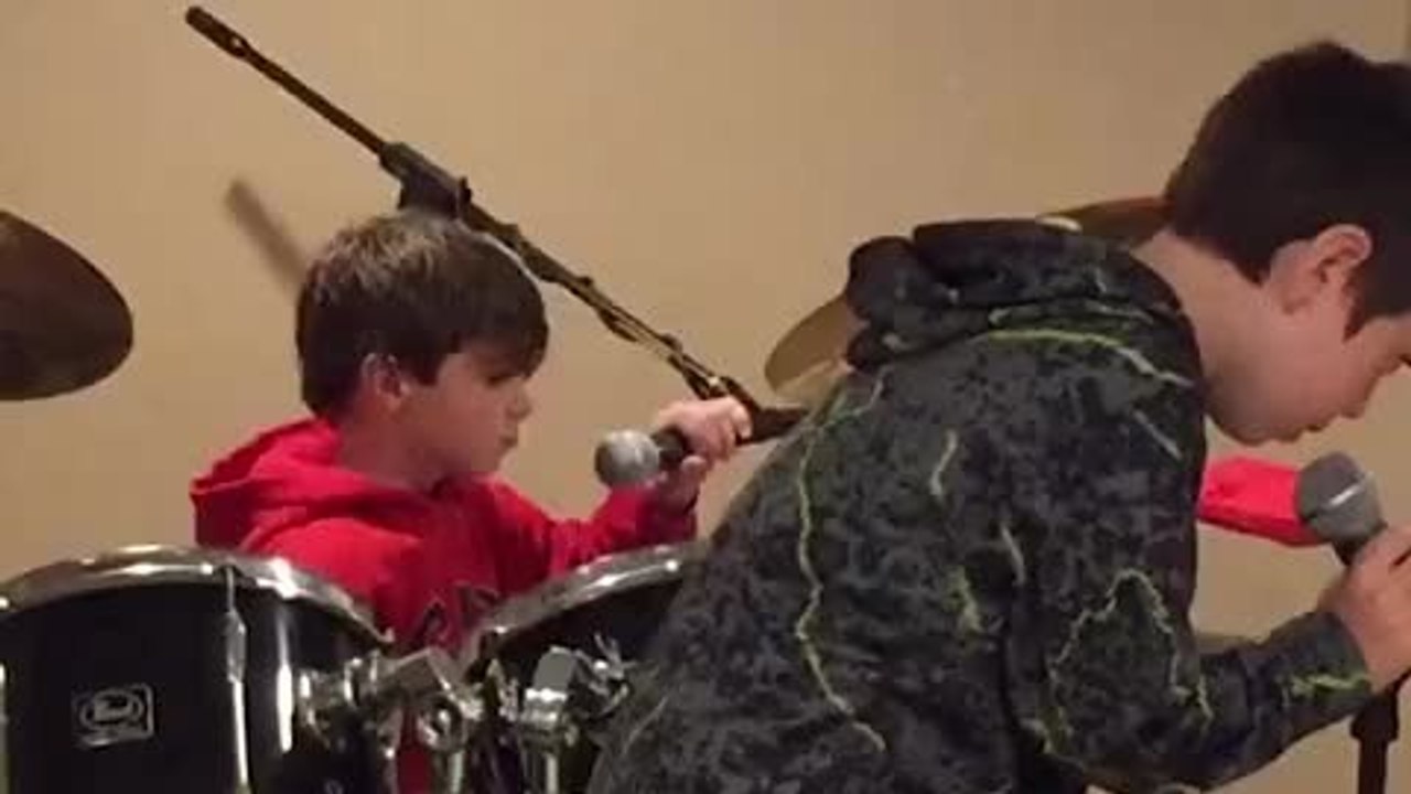 Un enfant chute devant une batterie