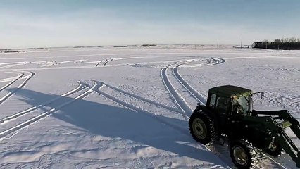 On dirait un fermier qui ne sait pas où il va avec son tracteur, quand la caméra dézoome, ouah!