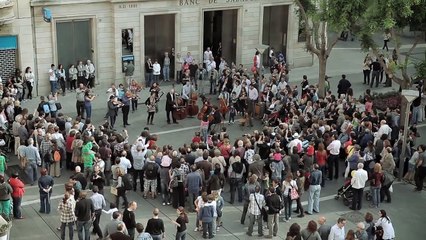 Une fillette dépose une pièce de monnaie dans le chapeau de ce musicien, la suite est dingue!
