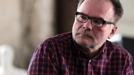 Elle voit un mannequin basé sur son corps dans la fenêtre, sa réaction m'a mis les larmes aux yeux!