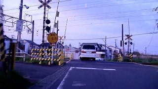 【衝撃動画】　踏切の遮断機無視の自転車が電車と激突！監視カメラが捉えたその結果は？