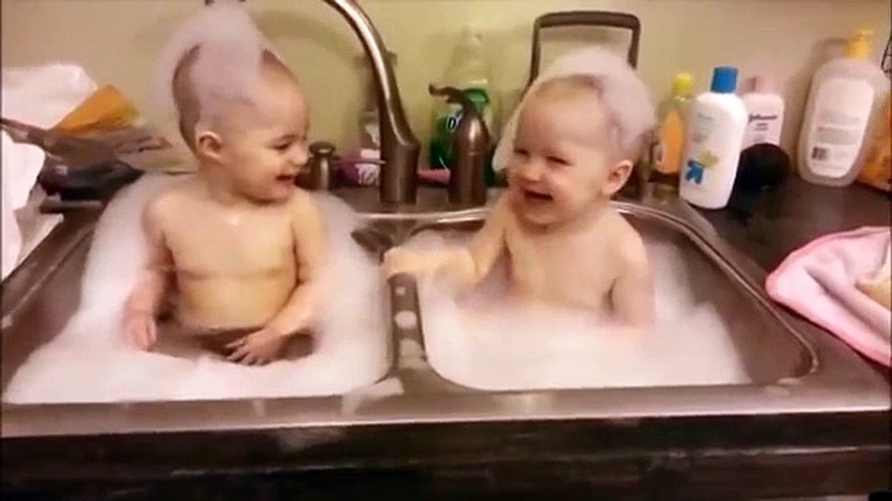 Близнецы веселятся в ванной