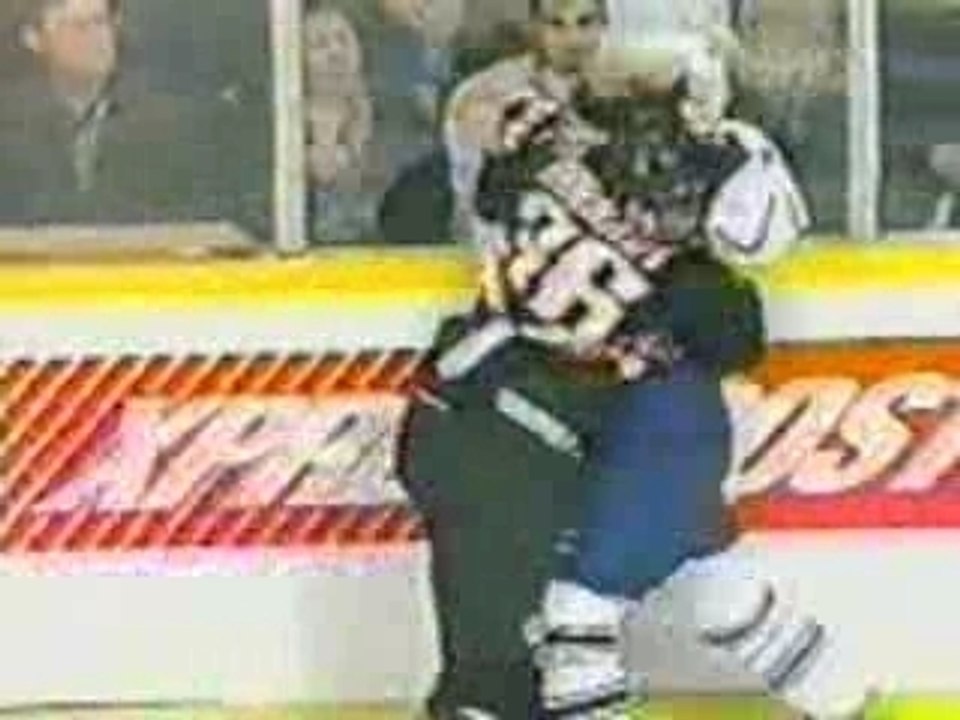 baston , bagarre fight entre hockeyeurs