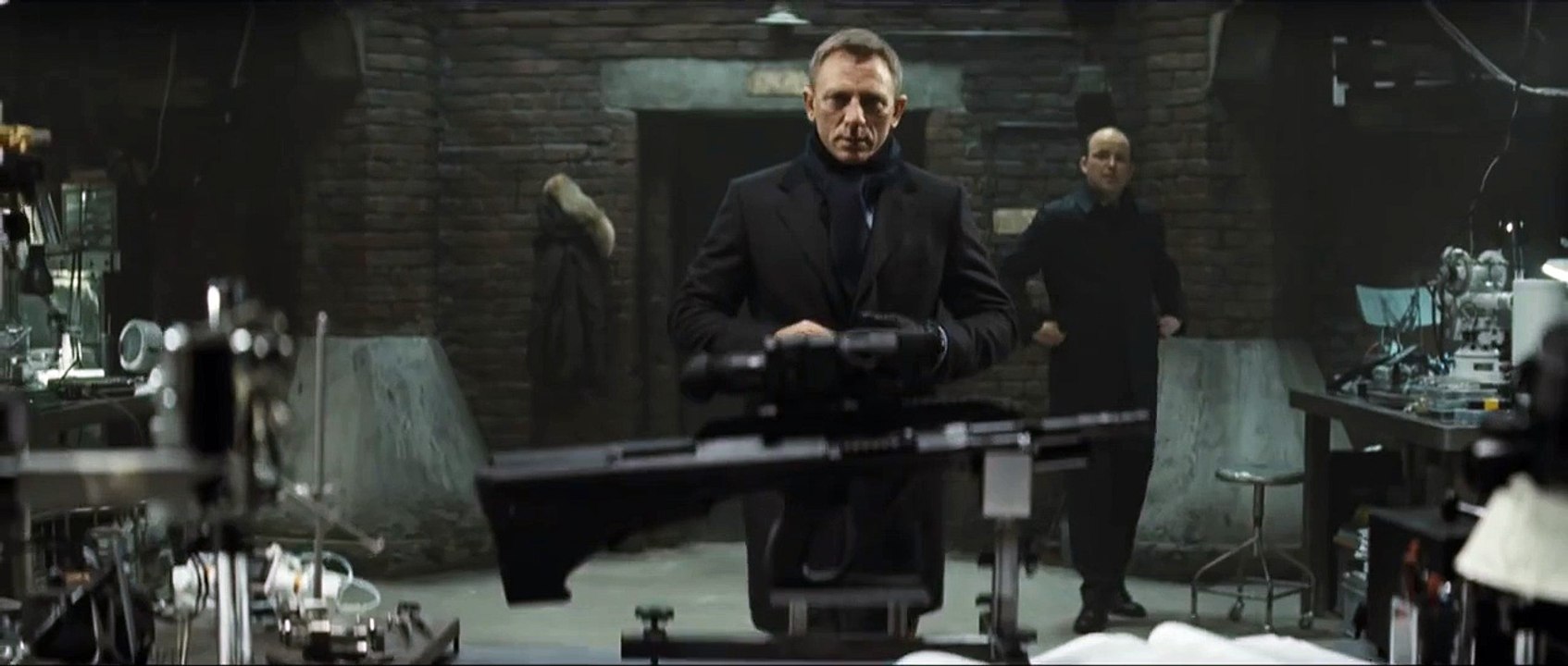 ボンドとQが超近距離！映画『007 スペクター』本編映像