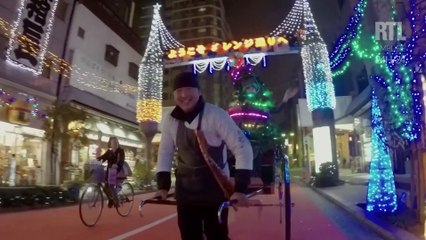 Il se déguise en sapin de Noël à Tokyo