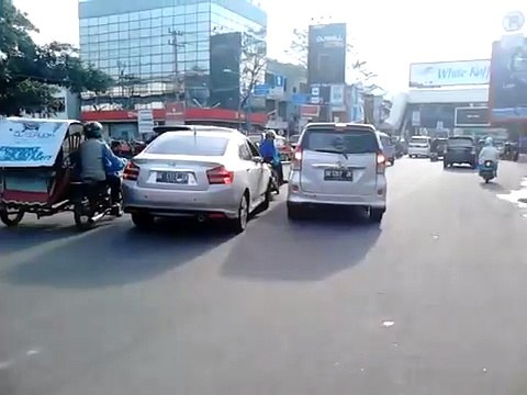 Heboh Ibu di Medan Turun dari Motor Ajak Duel Sopir Ugal-ugalan