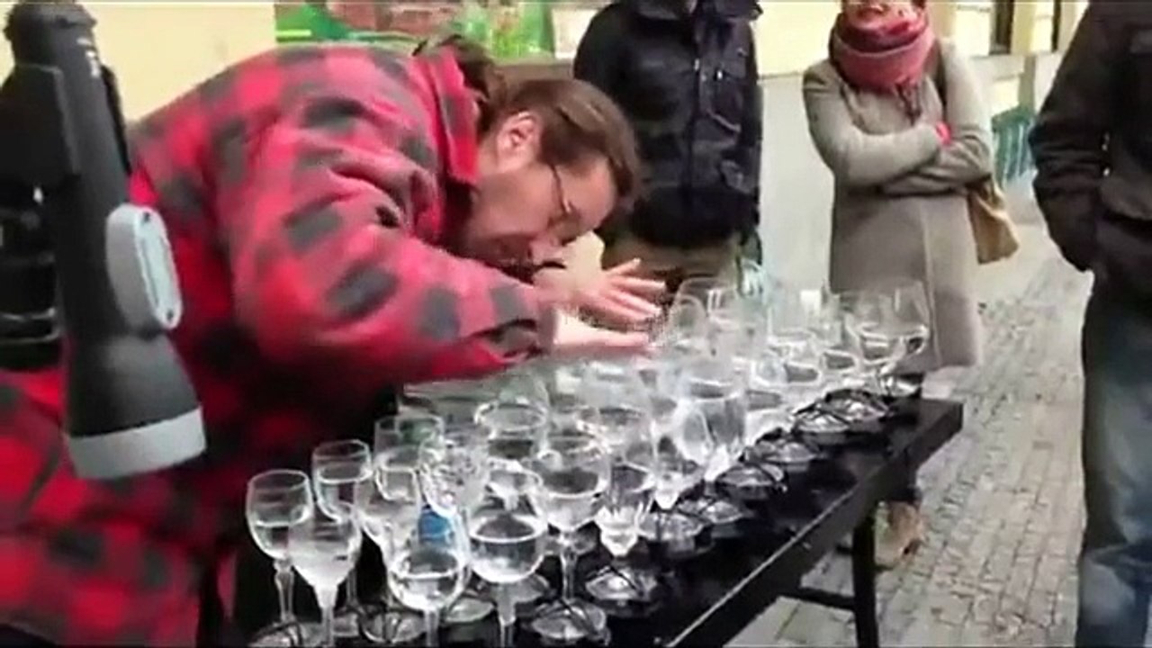 Невероятная игра уличного музыканта