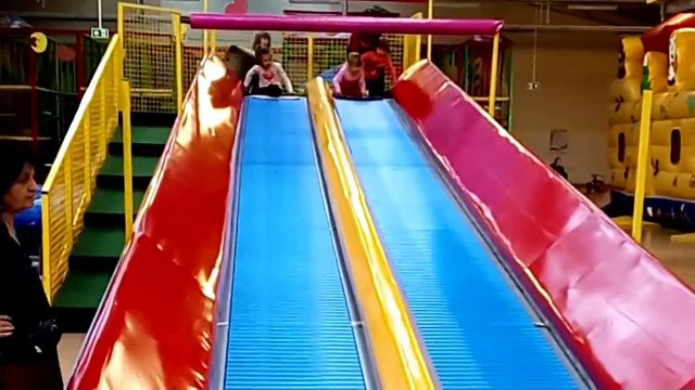 Aire de jeux pour enfants amuser avec les curseurs et les jouets gonflables