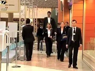 Meet World's Tallest and Smallest Guy in one Video!