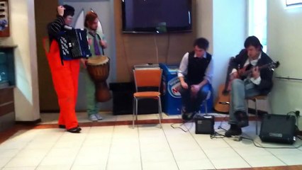 vMetro - «This Love» (в кафе, 2011)