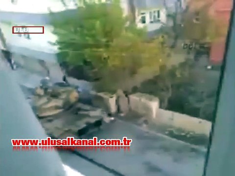 Asker, yaralanan Özel Harekat Polisi'ne böyle siper oldu