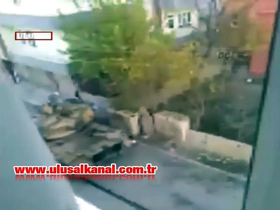 Asker, yaralanan Özel Harekat Polisi'ne böyle siper oldu