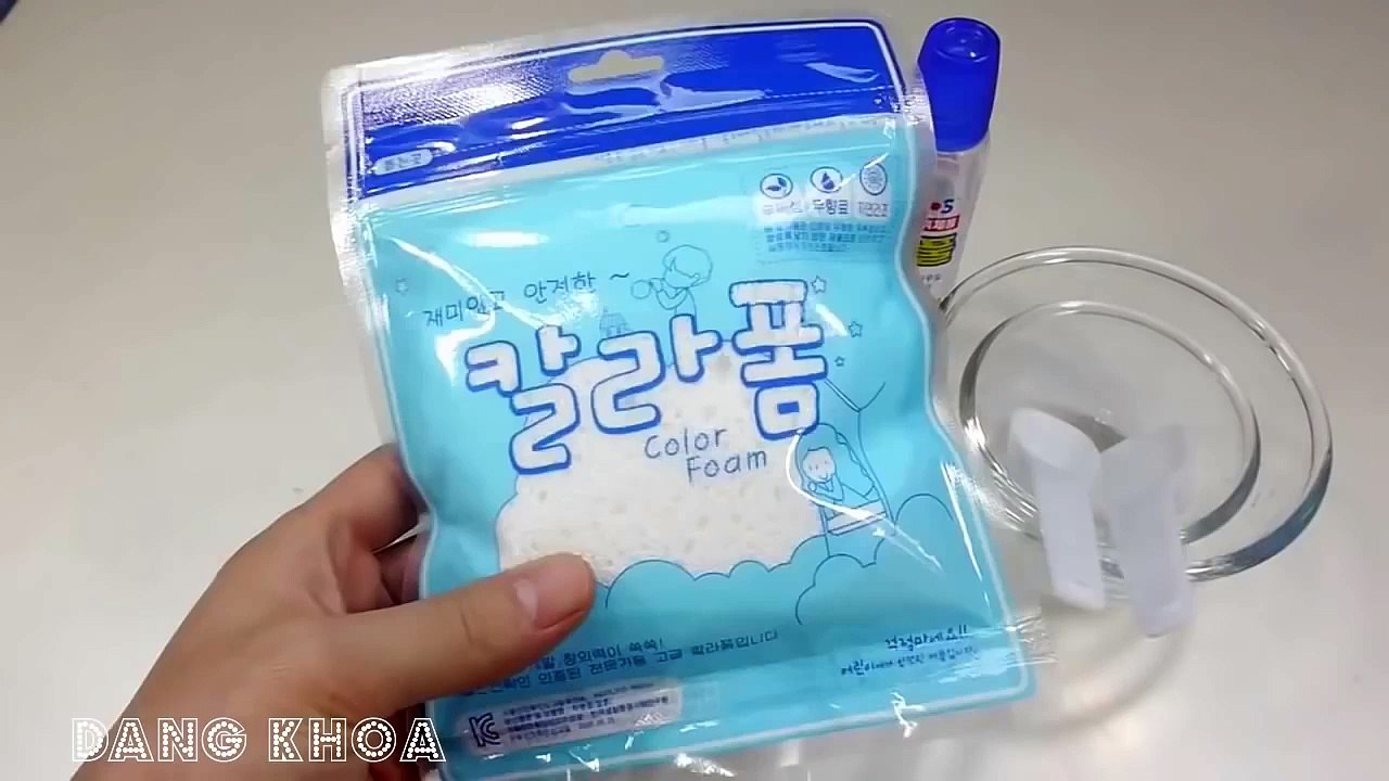 Đồ chơi chất nhờn ma quái tạo chất nhờn màu xanh lơ cho bé xem