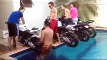 Co można zrobić motocyklem w basenie